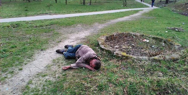 Рівненський лікар пояснив, що робити з "тілом", що заснуло у траві